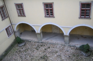 Nádvoří zámku před rekonstrukcí