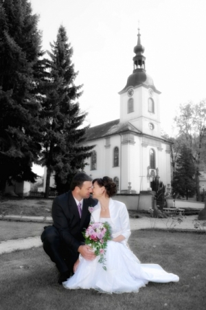 Novomanželé s kostelem