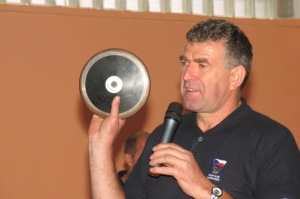 Diskař IMRICH BUGÁR přednáší na zámku