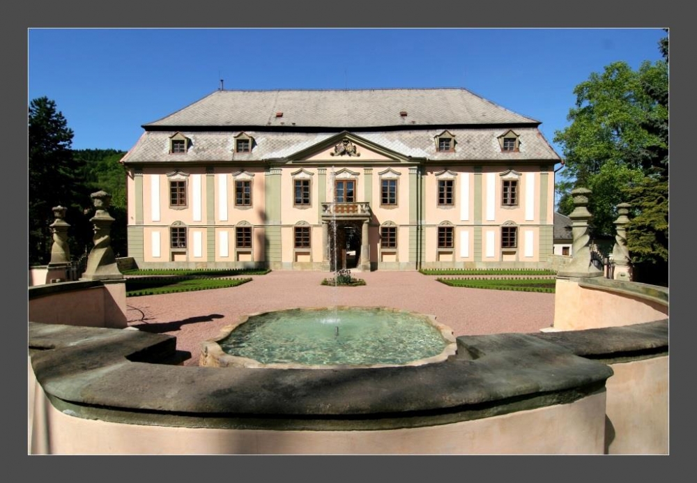 POCHOD PŘES TŘI HRADY PŮJDE I PŘES ZÁMEK - 9.května 2015