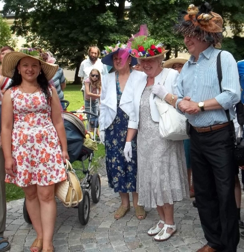 Promenáda v kloboucích